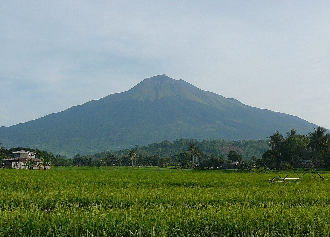 На Філіппінах сталось потужне виверження вулкана: евакуюють цілі села (фото, відео)