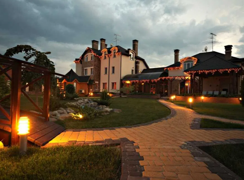 Від скромних варіантів до VIP. Скільки коштують будинки на Новий рік у Києві і передмісті