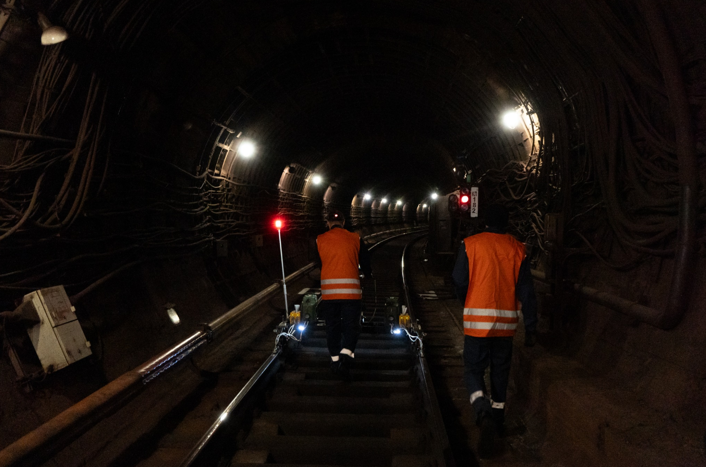 Діагностика й заміна. Українцям показали, як ремонтують рейки в метро Києва (фото)