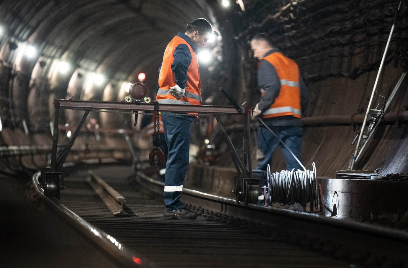 Діагностика й заміна. Українцям показали, як ремонтують рейки в метро Києва (фото)