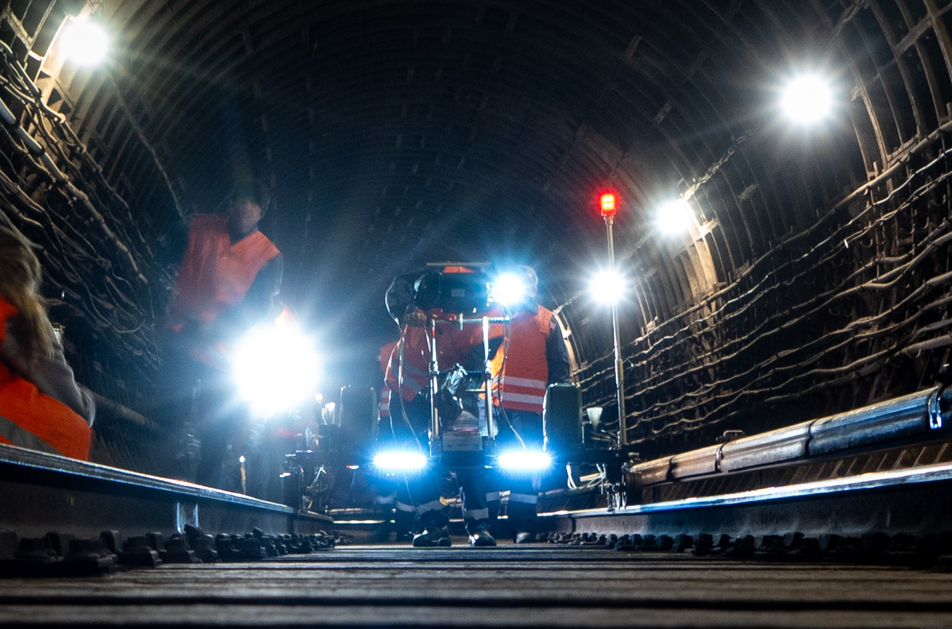 Діагностика й заміна. Українцям показали, як ремонтують рейки в метро Києва (фото)