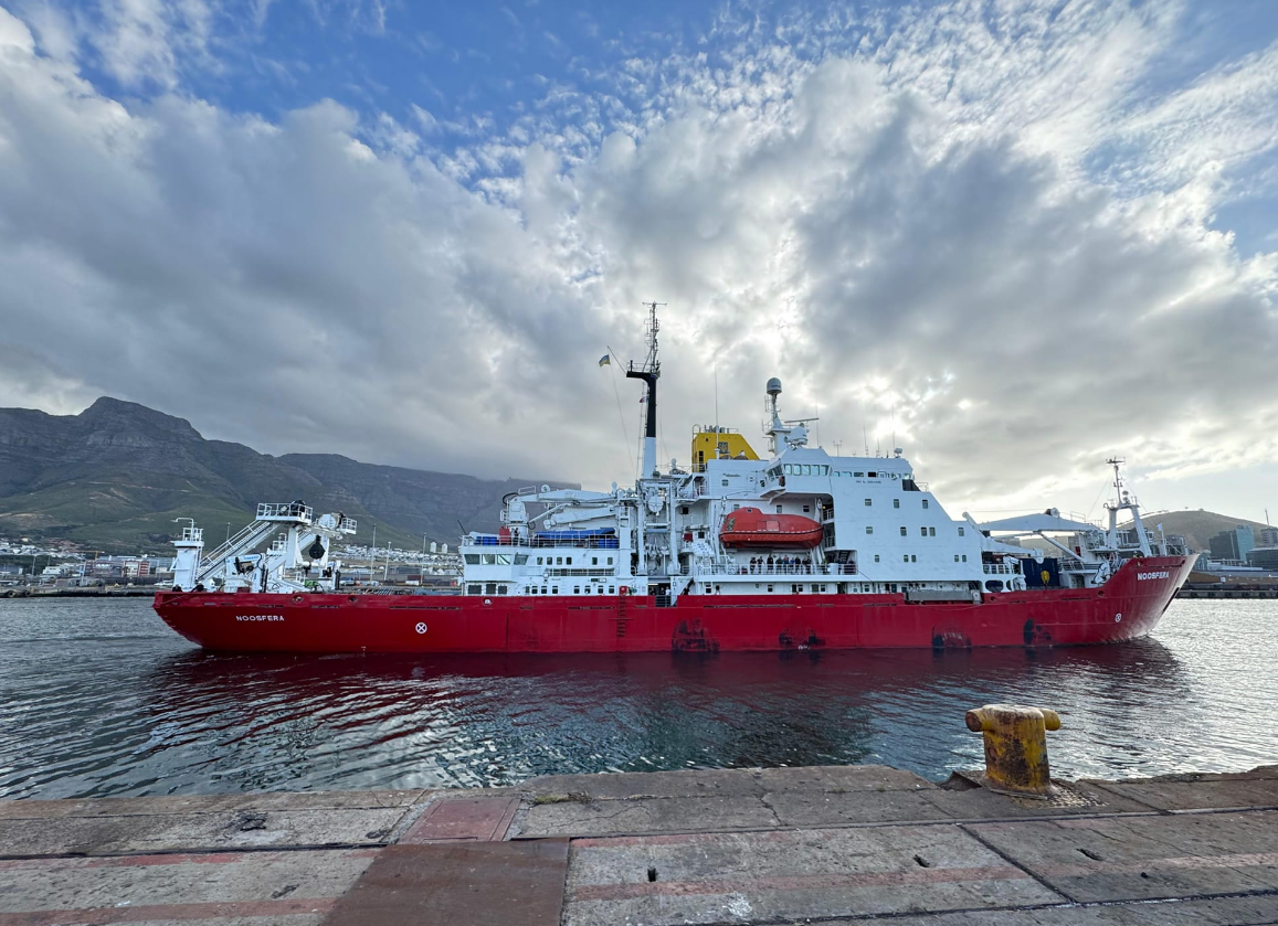 Украинский ледокол "Ноосфера" начал самый "международный" антарктический сезон (фото)