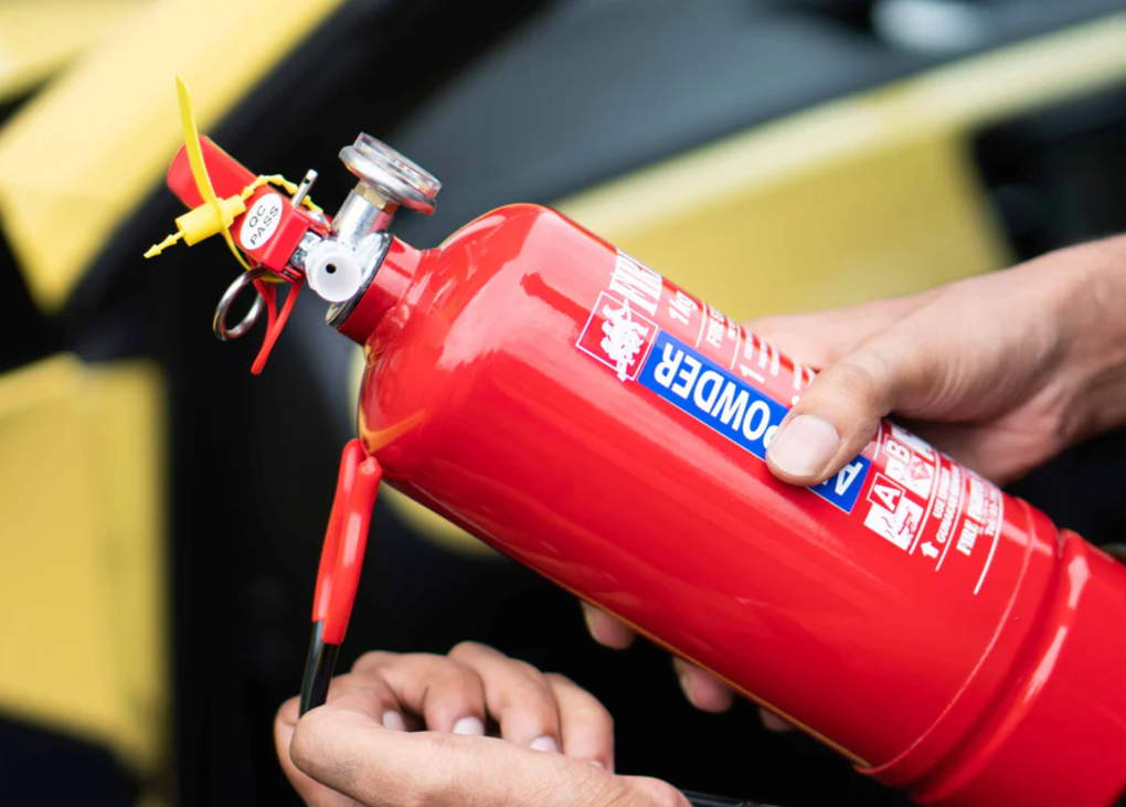 Маленький вогнеборець: обираємо вогнегасник для авто