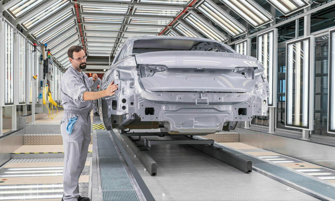 Чому сьогодні так дорого пофарбувати машину: шукаємо відповідь