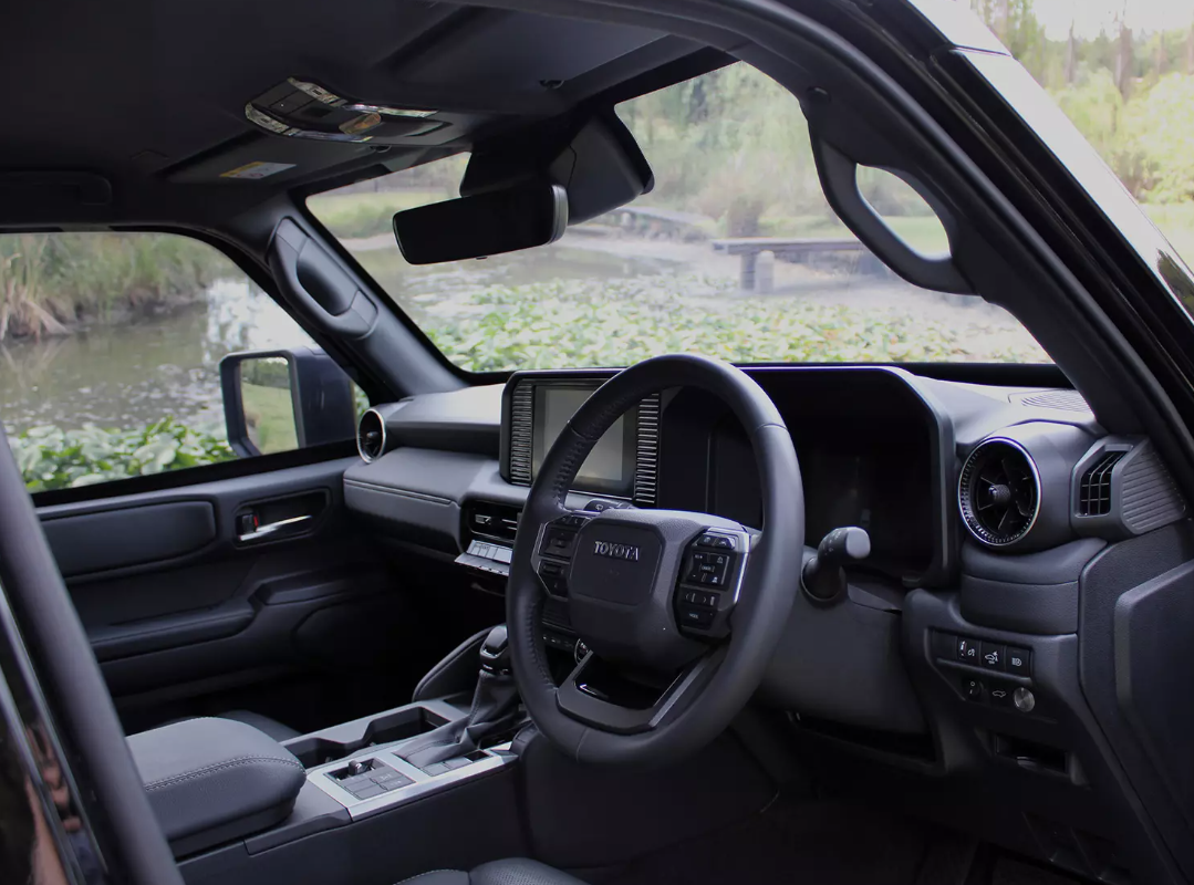 Новий позашляховик Toyota Land Cruiser отримав броньовану версію: подробиці