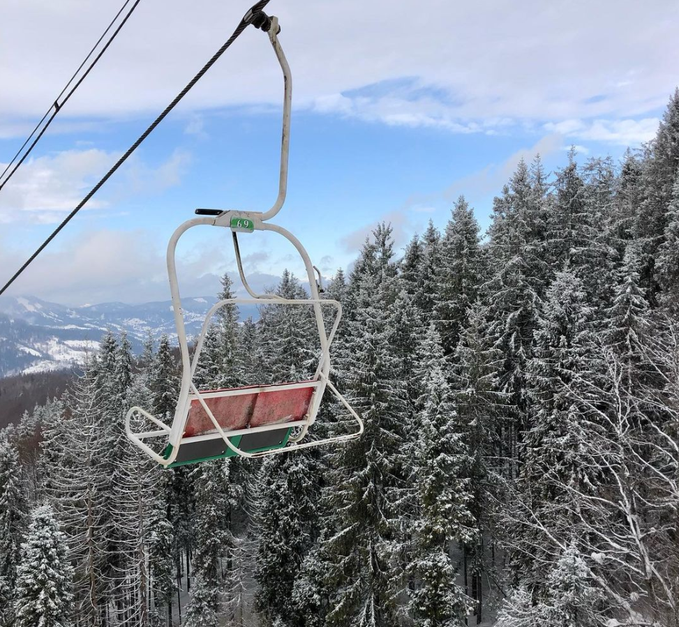 Бюджетні варіанти і не дуже. Скільки коштує в цьому сезоні покататись на лижах у Карпатах