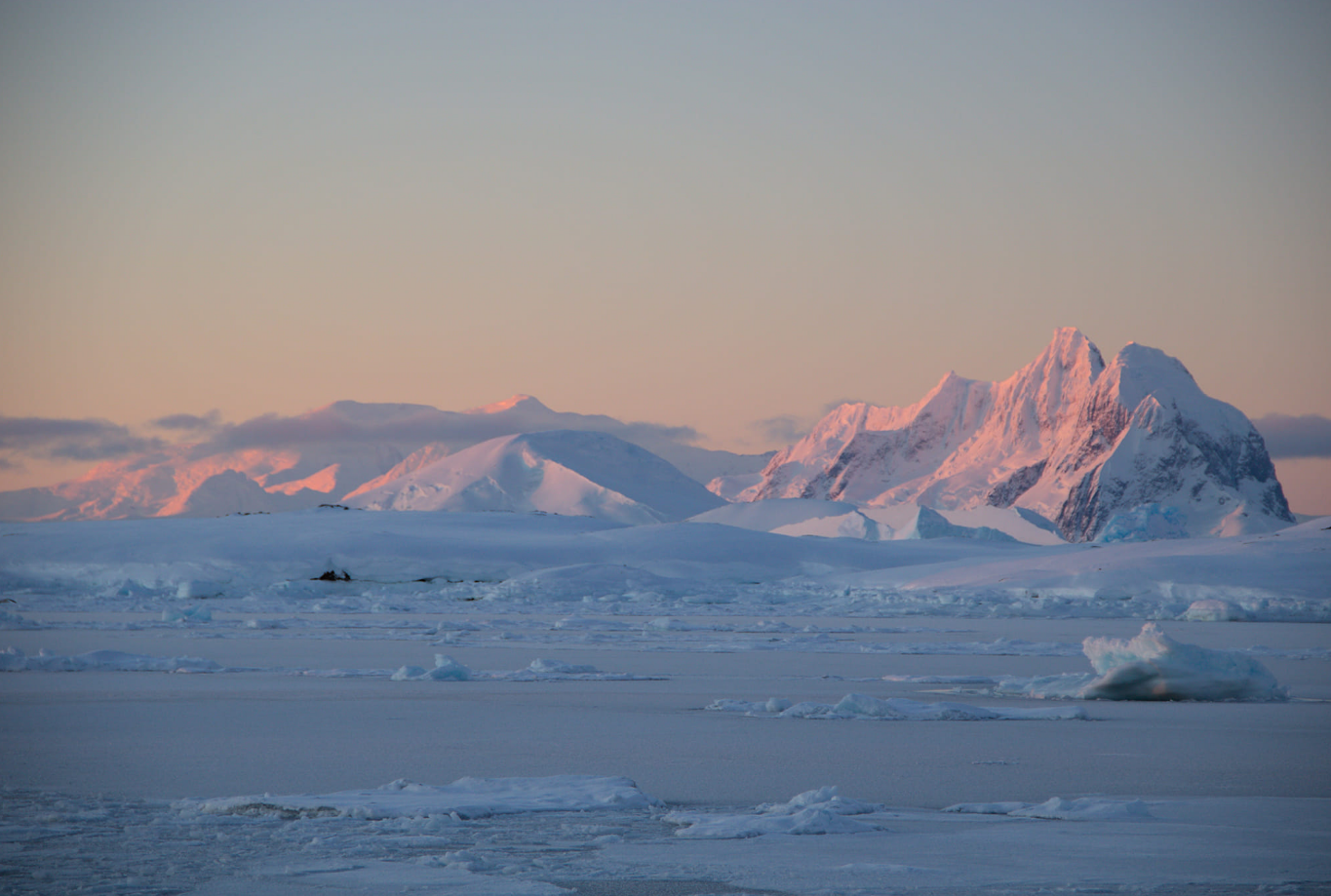 Найхолодніша за 6 років. Як минула полярна зима біля "Академіка Вернадського" (фото)
