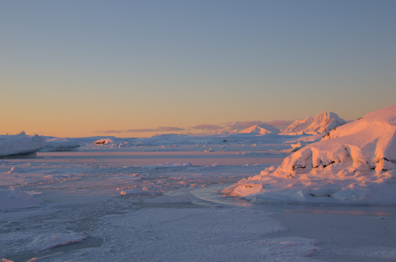 Найхолодніша за 6 років. Як минула полярна зима біля "Академіка Вернадського" (фото)