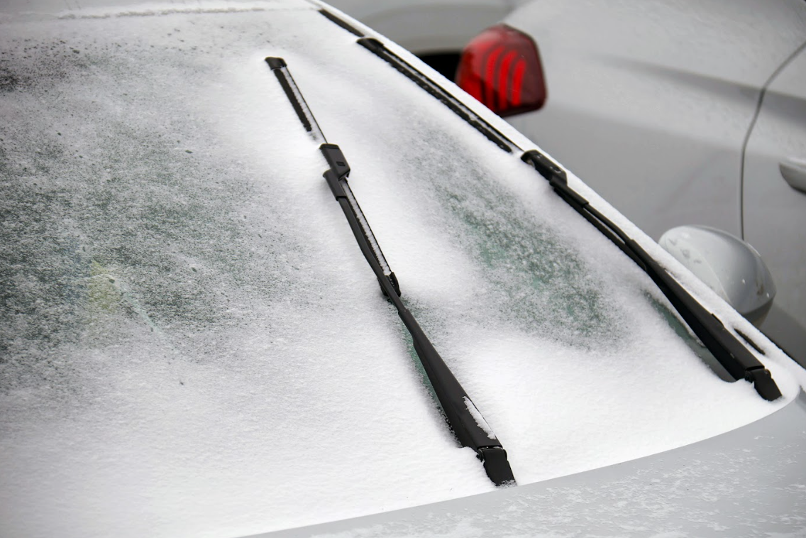 Мороз і волога: що робити, коли примерзли двері у машині