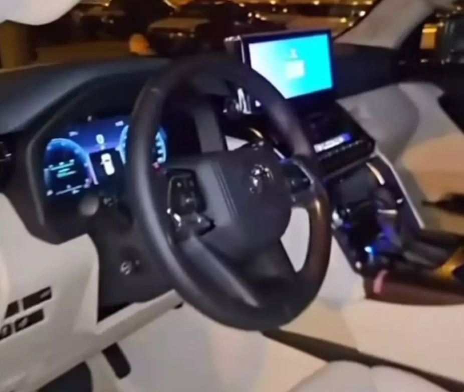 Toyota готує оновлений позашляховик Land Cruiser 300: опубліковане фото