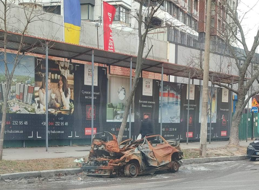 У Києві вирішили позбутись пошкоджених російськими обстрілами авто: що відомо
