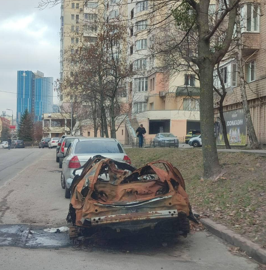У Києві вирішили позбутись пошкоджених російськими обстрілами авто: що відомо
