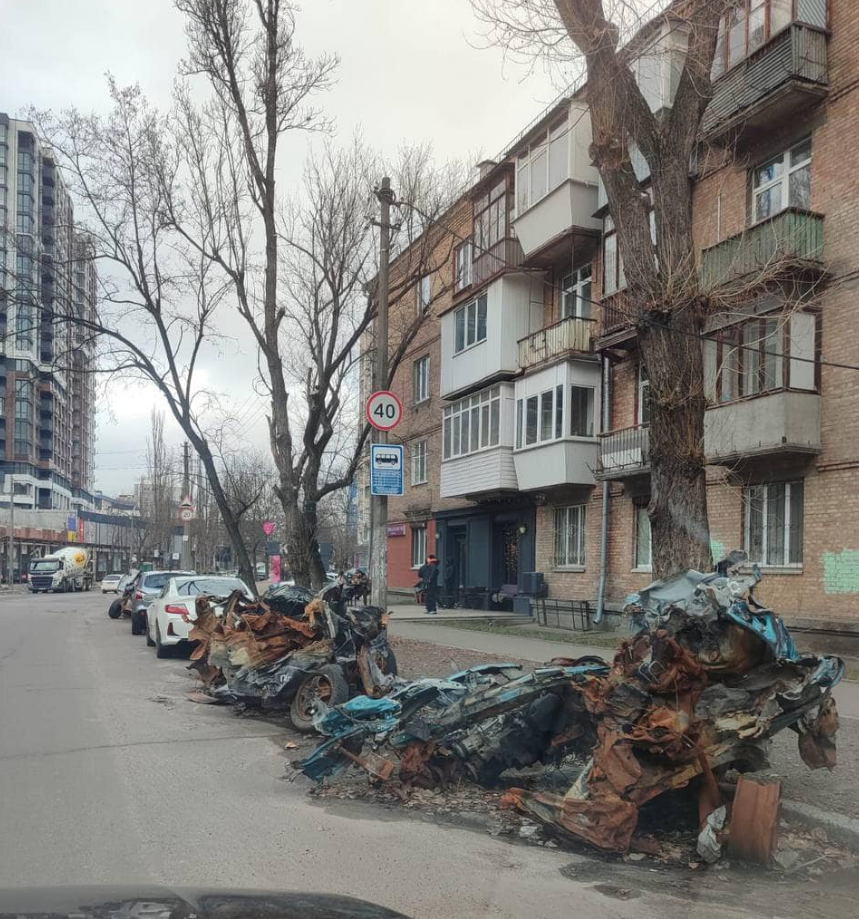 У Києві вирішили позбутись пошкоджених російськими обстрілами авто: що відомо