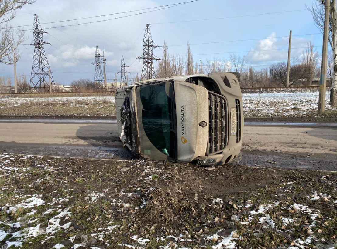 Ворожий дрон знищив авто "Укрпошти", що поверталось з Покровська (фото)