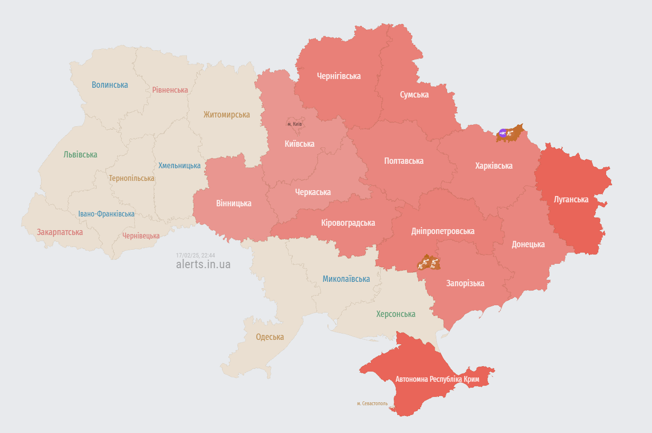 У Києві працювала ППО на тлі дронової атаки РФ, фіксують падіння уламків