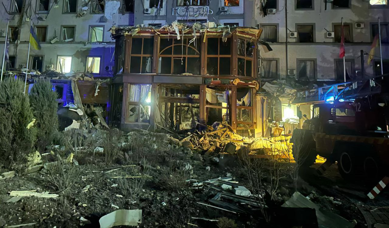 Ракетний удар по Кривому Рогу: з'явились фото наслідків обстрілу