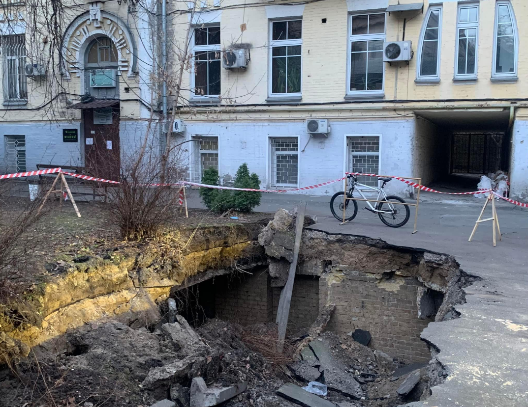 У Києві на місці провалля в житловому дворі виявили "муровані підземелля" (фото)