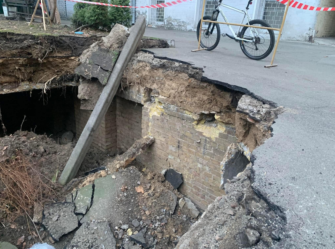 У Києві на місці провалля в житловому дворі виявили "муровані підземелля" (фото)