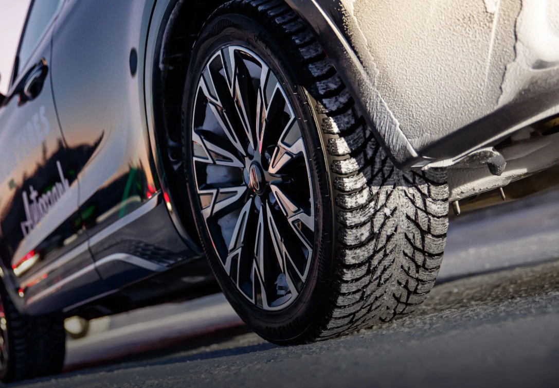 Їзда на шипах влітку: наслідки та ризики для вашого авто