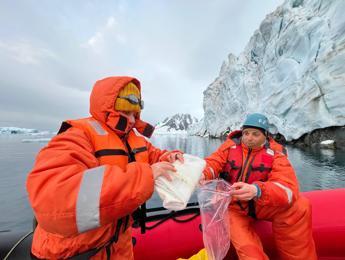 Украинские полярники рассказали, как "охотились" на микропластик в Антарктике (фото)