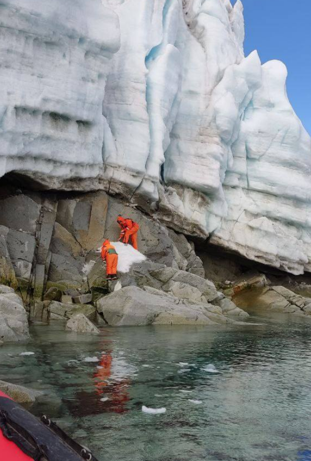 Украинские полярники рассказали, как "охотились" на микропластик в Антарктике (фото)