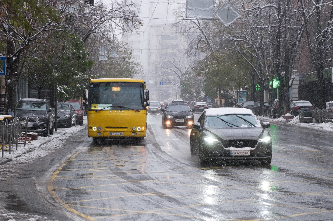 Не поспішайте міняти гуму: квітень готує водіям холодний удар