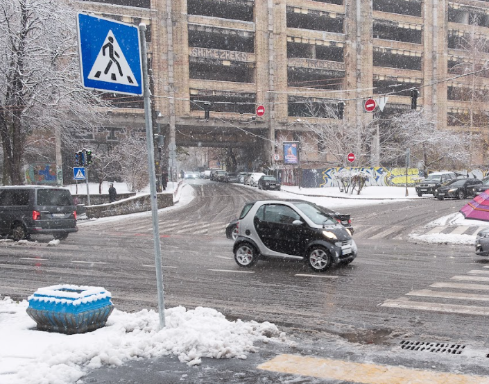 Не поспішайте міняти гуму: квітень готує водіям холодний удар
