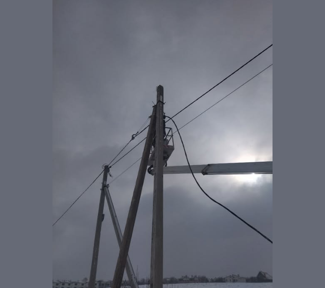 Весна без світла: Прикарпаття знеструмлене через потужний вітер і сніг