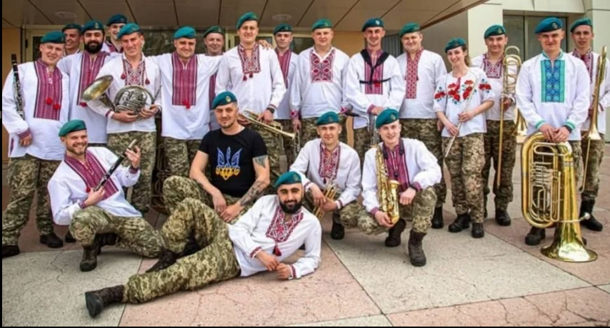 "У госпіталь привеземо саксофон": мама розповіла про сина-морпіха після 3 років полону