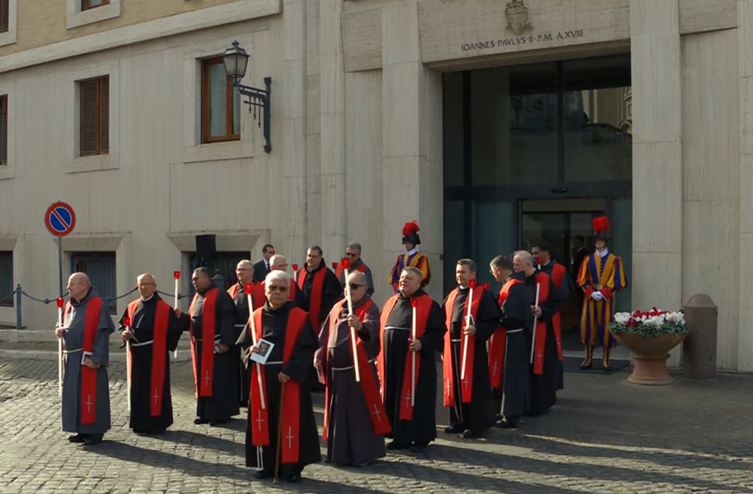 Останній шлях Папи Франциска. У Ватикані з понтифіком прощаються тисячі вірян (фото, відео)