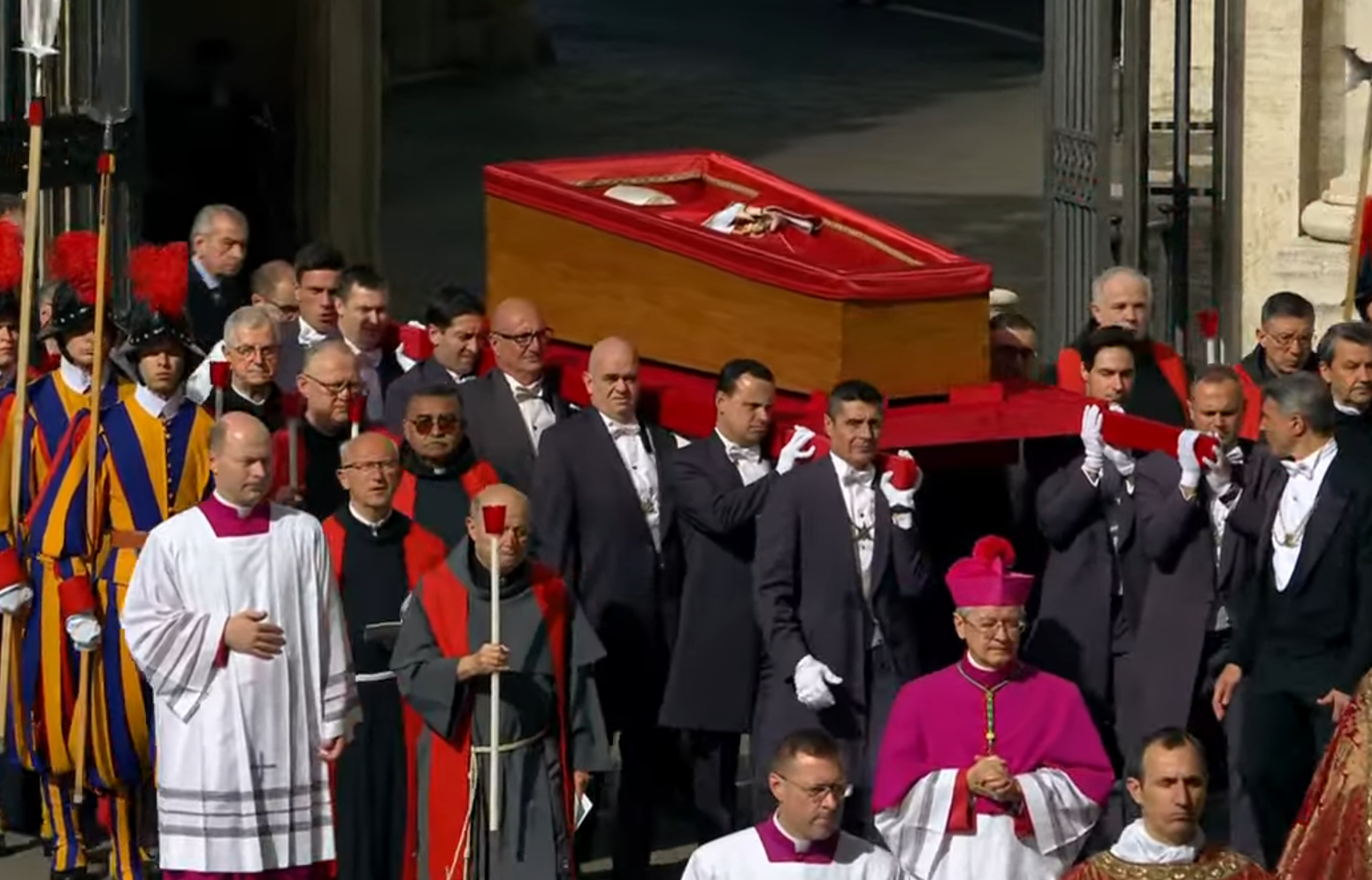 Останній шлях Папи Франциска. У Ватикані з понтифіком прощаються тисячі вірян (фото, відео)