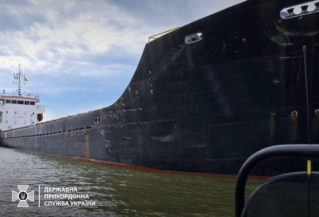Фальшивий прапор не допоміг: Україна арештувала судно РФ із краденим зерном з Криму