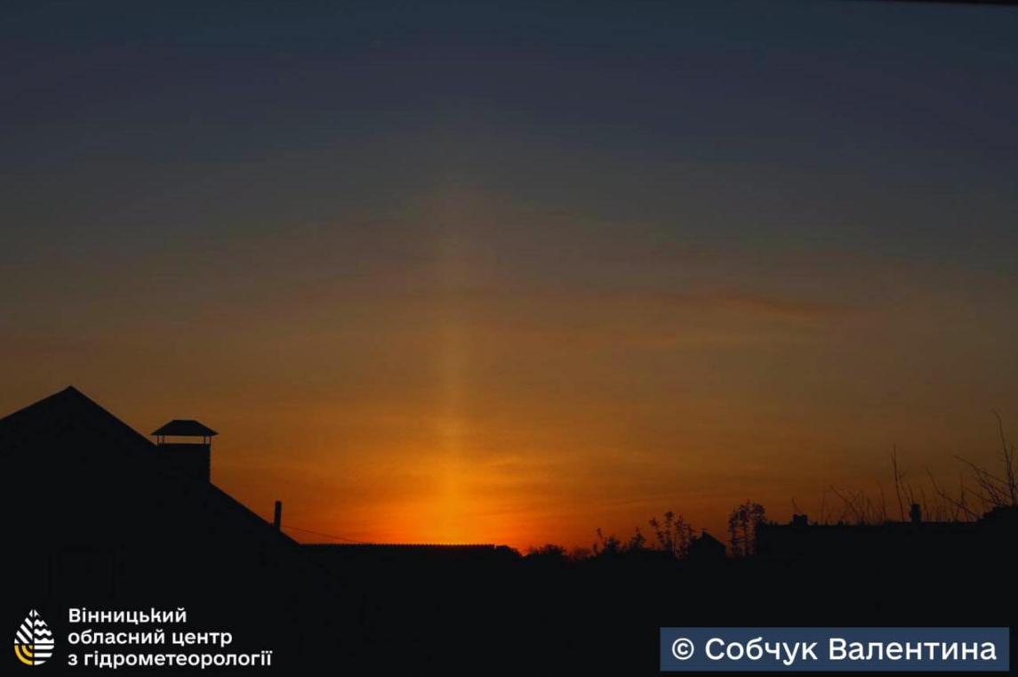 Що це було? У небі над Вінницею засяяв вражаючий світловий стовп (фото)