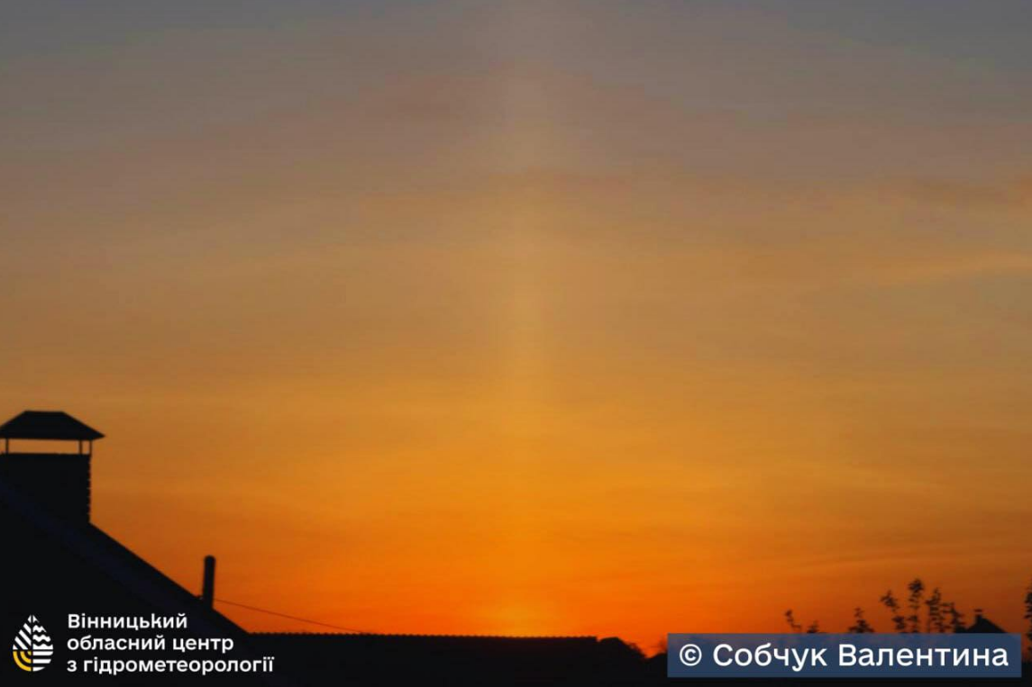 Що це було? У небі над Вінницею засяяв вражаючий світловий стовп (фото)