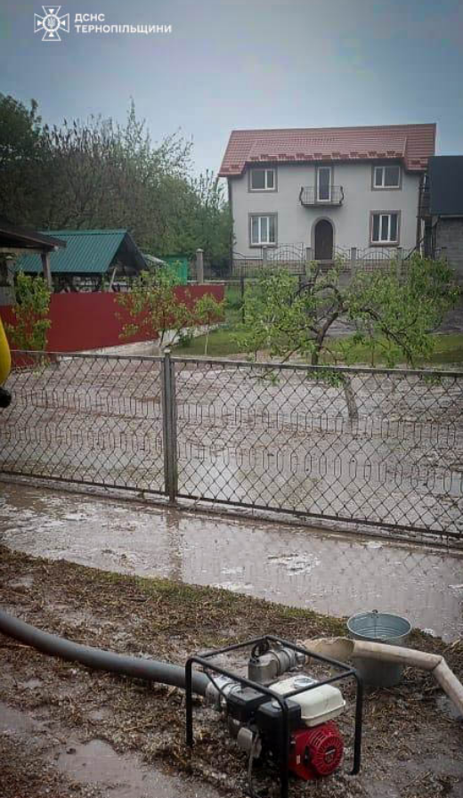 Подтопленные дома и села без света: последствия непогоды в одной из областей Украины (фото)