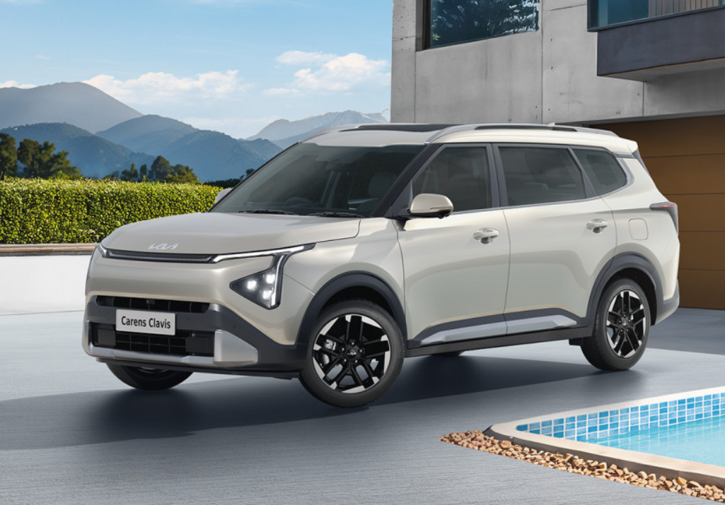Kia представила бюджетний кросовер Carens Clavis з трьома рядами крісел
