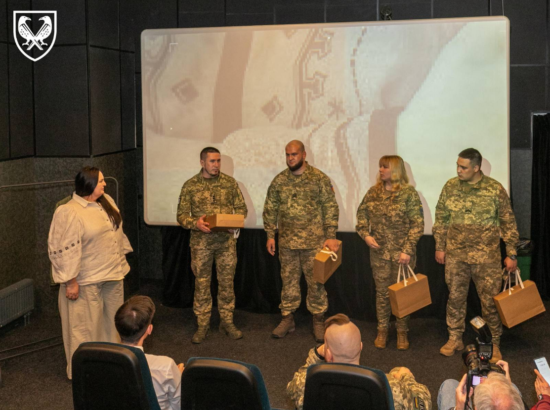 "Земля вишита окопами": в Україні створили унікальну військову вишиванку (фото)