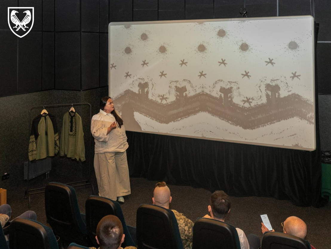 "Земля вишита окопами": в Україні створили унікальну військову вишиванку (фото)