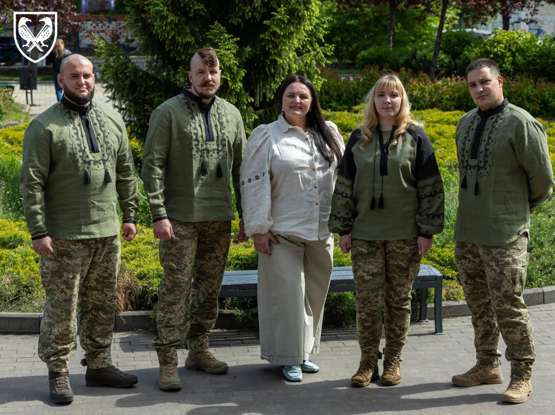 "Земля вишита окопами": в Україні створили унікальну військову вишиванку (фото)