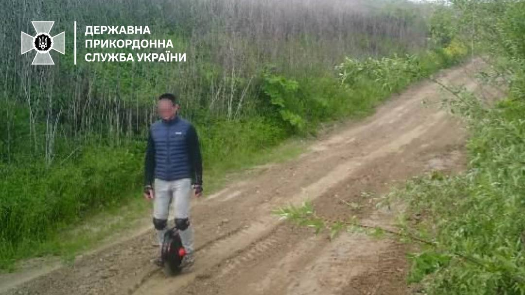 На моноколесі до Європи: на кордонні зі Словаччиною затримали незвичного порушника (фото)