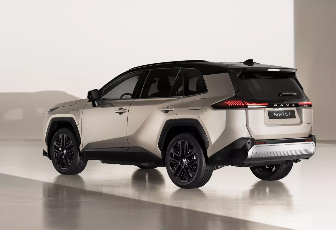 Новий кросовер Toyota RAV4 показали офіційно: названі усі двигуни та характеристики
