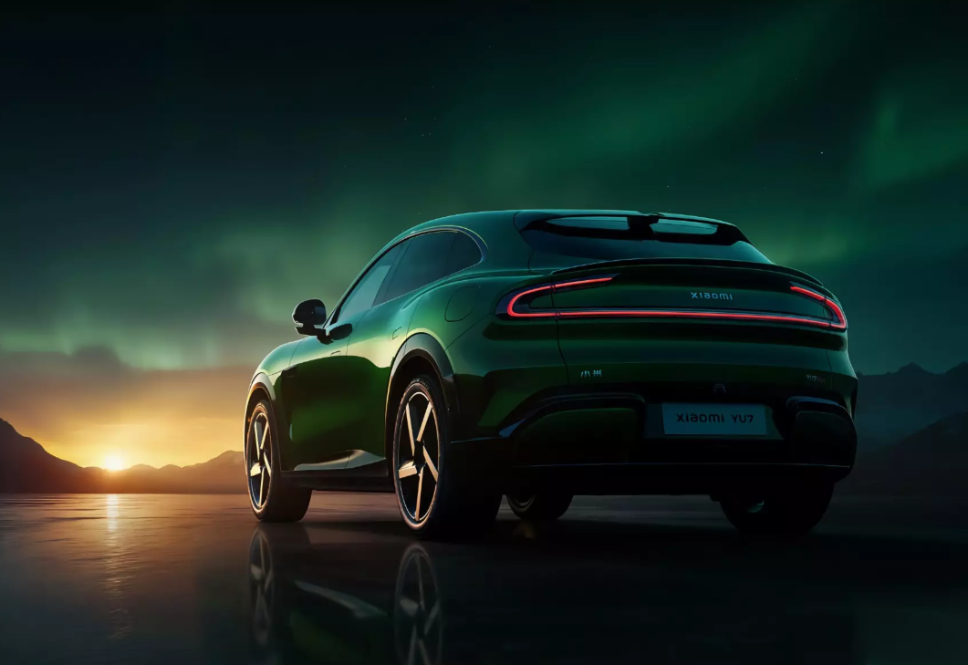 З метровим екраном: електрокросовер Xiaomi YU7 розкрив усі секрети під час прем'єри