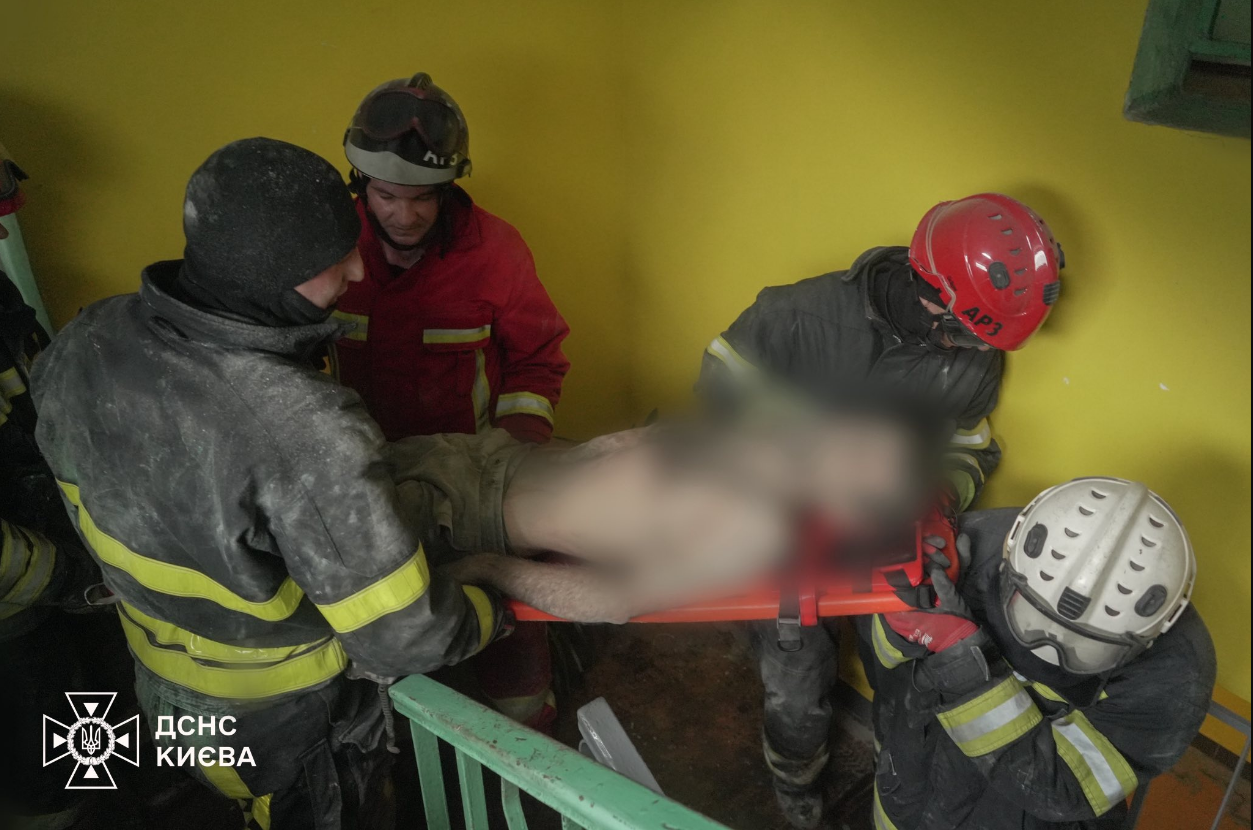 "Крик зі стіни": у Києві чоловік застряг у вентиляції між поверхами будинку (фото, відео)