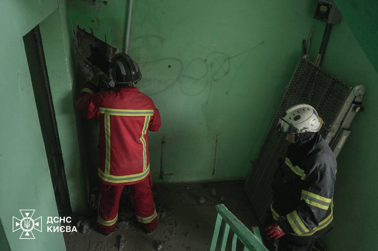 "Крик зі стіни": у Києві чоловік застряг у вентиляції між поверхами будинку (фото, відео)