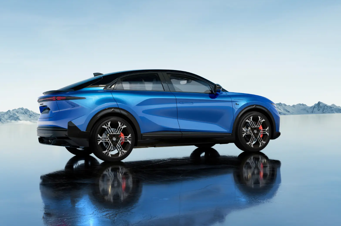 З трьома двигунами: електричний кросовер Alpine А390 показали офіційно