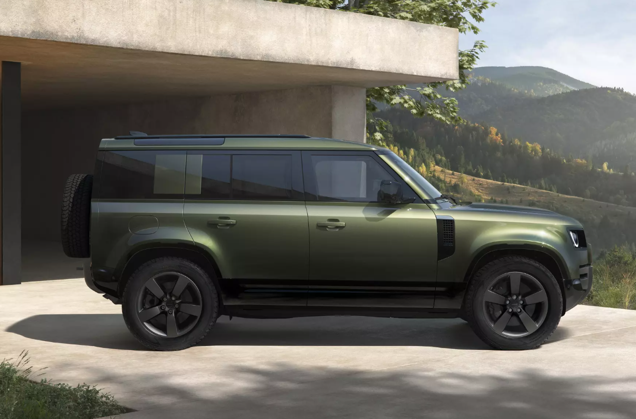 Легендарний Land Rover Defender оновили: ось як він виглядає зараз