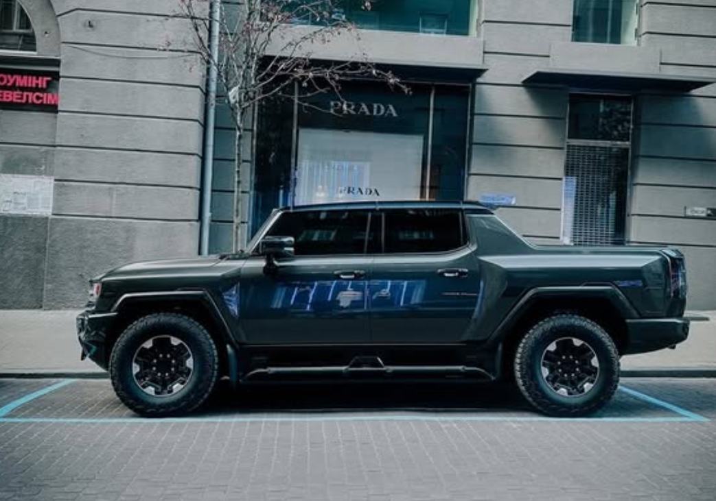 Електричний монстр: пікап GMC Hummer вперше помітили в Україні