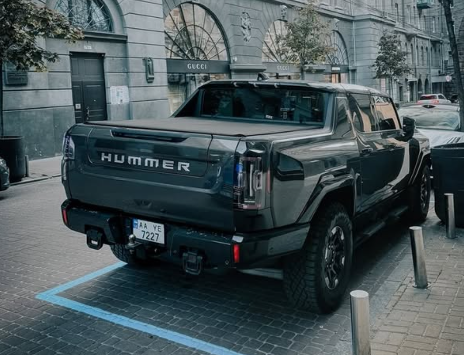 Електричний монстр: пікап GMC Hummer вперше помітили в Україні