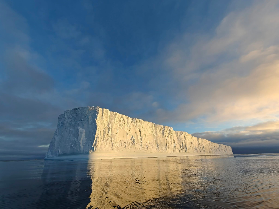 Довжиною - з Хрещатик. Українські полярники показали унікальний "столовий" айсберг (фото)