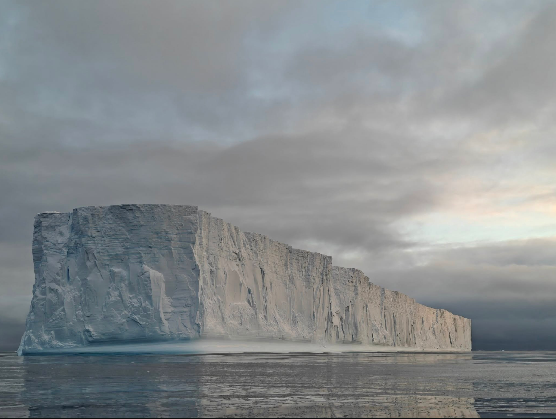 Довжиною - з Хрещатик. Українські полярники показали унікальний "столовий" айсберг (фото)